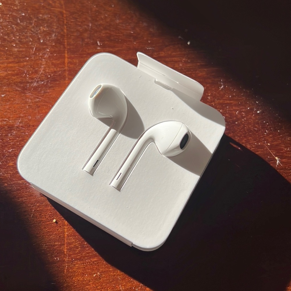 Brand NEW Real Apple Earphones!